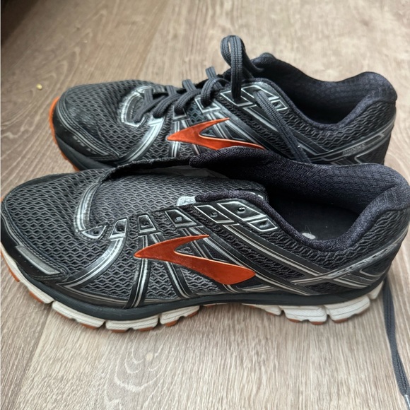 Brooks Black Athletic Shoes - Picture 2 of 3